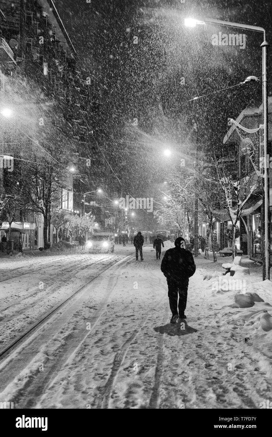 30 Dezember 2014, Eskisehir, Türkei Schnee Szenen aus der Türkei Eskisehir in einer verschneiten Nacht Stockfoto