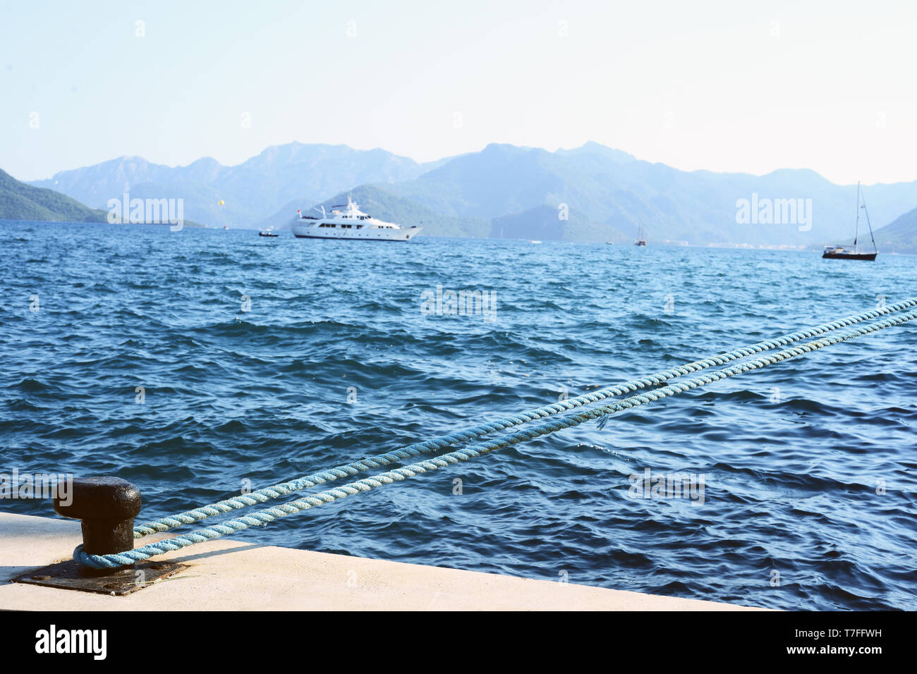 Poller Seilschaft auf dem Dock Nahaufnahme gebunden Stockfoto