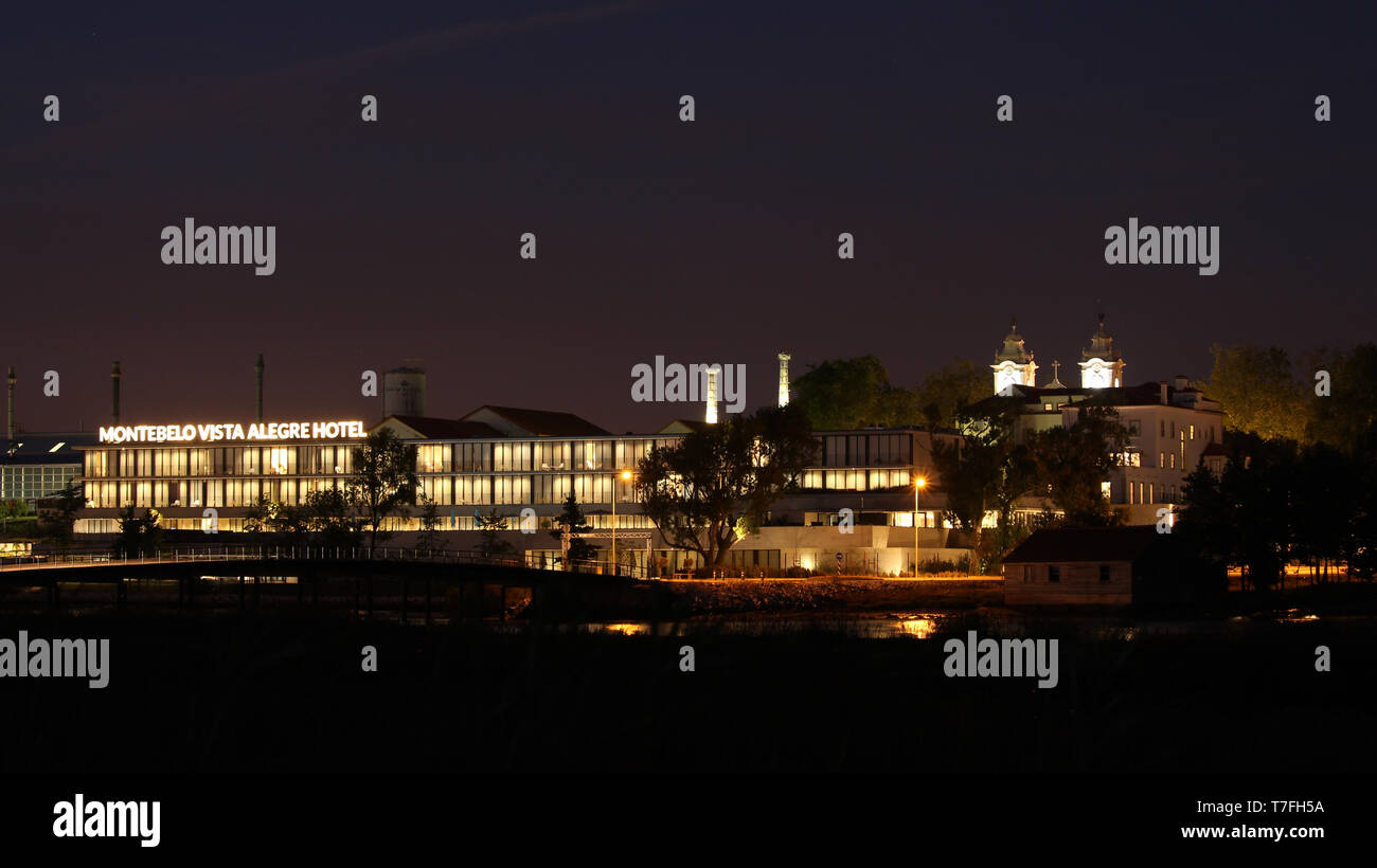 Vista Alegre, Portugal - Juli 2018: Quinta De S. Caetano Vista Alegre Hotel, ein 5 Sterne Hotel in Ilhavo, nachts gut beleuchtet. Stockfoto