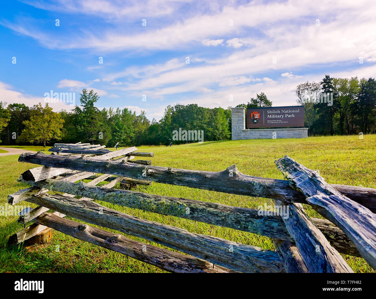 Die Silo National Military Park Eingang verfügt über ein Zeichen und eine zig-zag split Schiene Zaun, Sept. 21, 2016, Silo, Tennessee. Stockfoto
