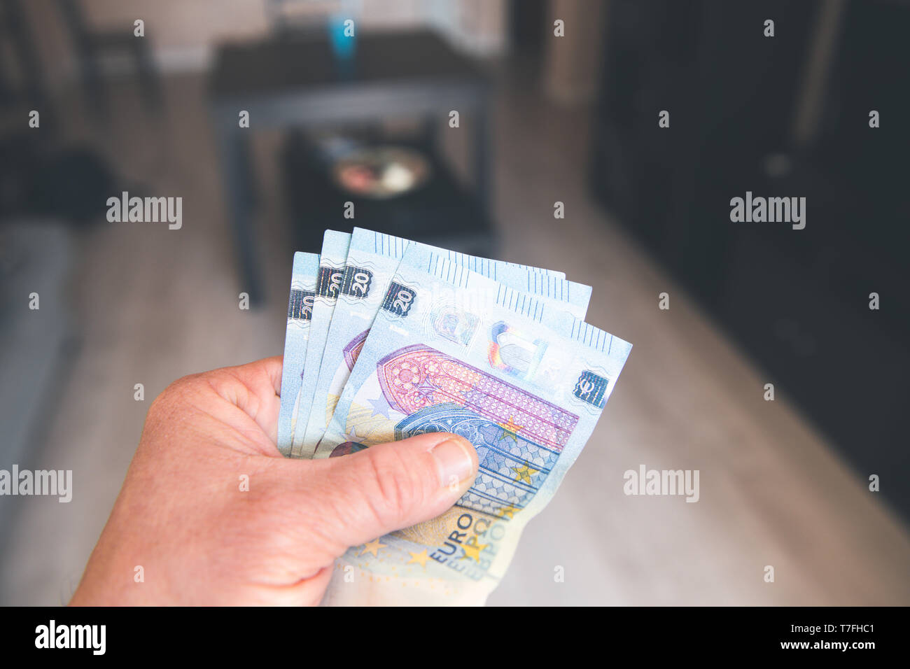 Close up uf menschliche Hände halten cash Geld aus Fokus home Indoor im Hintergrund Stockfoto