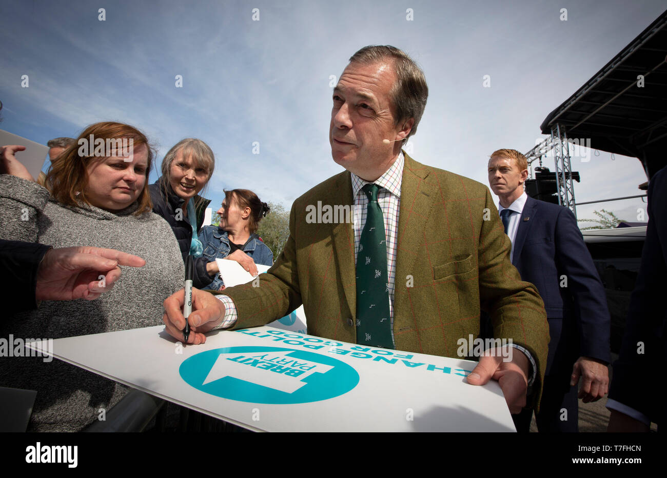 Nigel Farage, mdep Autogramme für die Fans nach dem Gespräch auf der Bühne zu einem Brexit Party Veranstaltung in Chester, Cheshire. Herr Farage gab die Keynote und war auf der Plattform von seinem Parteikollegen Ann Widdecombe, der früheren konservativen Regierung Minister verbunden. Die Veranstaltung wurde von rund 300 Personen besucht und war einer der ersten, der seit der Gründung des Brexit Partei von Nigel Farage im Frühjahr 2019. Stockfoto