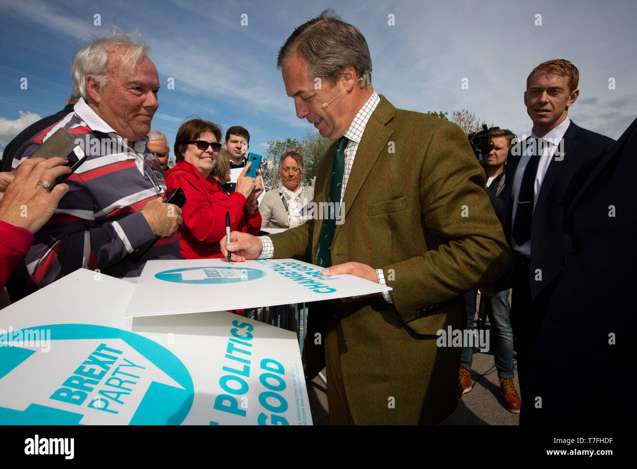 Nigel Farage, mdep Autogramme für die Fans nach dem Gespräch auf der Bühne zu einem Brexit Party Veranstaltung in Chester, Cheshire. Herr Farage gab die Keynote und war auf der Plattform von seinem Parteikollegen Ann Widdecombe, der früheren konservativen Regierung Minister verbunden. Die Veranstaltung wurde von rund 300 Personen besucht und war einer der ersten, der seit der Gründung des Brexit Partei von Nigel Farage im Frühjahr 2019. Stockfoto