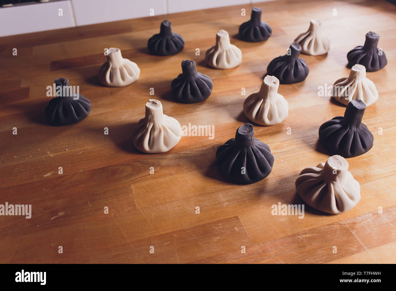 Schwarz georgischen Knödel Khinkali mit Fleisch auf weiße Platte. Stockfoto