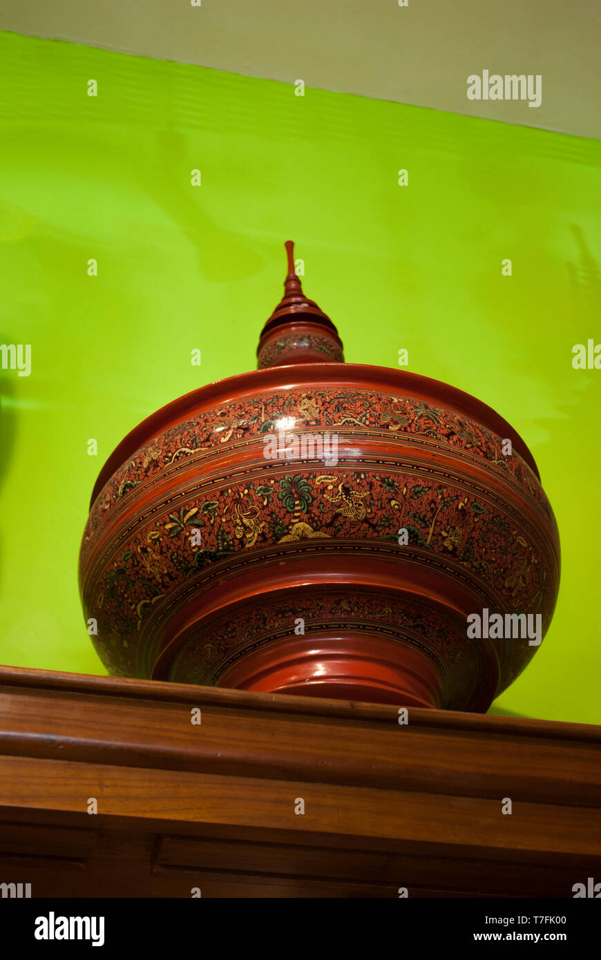 Antike Möbel. Retro Interieur. Home Design im orientalischen Stil. handgefertigte traditionelle Holzmöbel Stockfoto