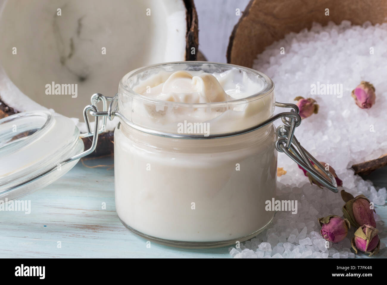 Hausgemachte Butter für den Körper von Kokosnuss und Rosen, in einem Glas Stockfoto