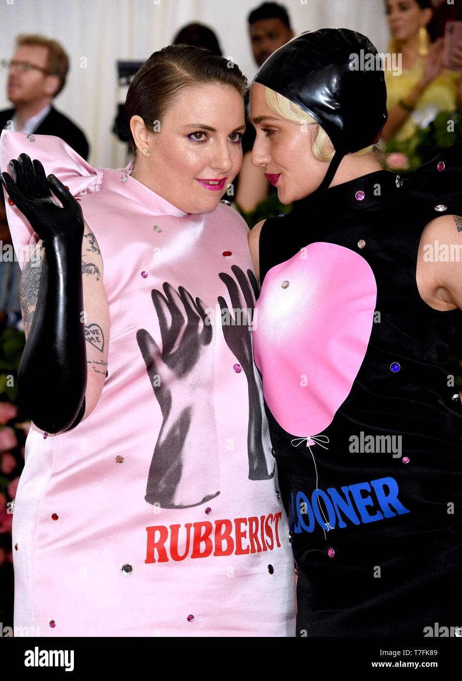 Lena Dunham (links) und Jemima Kirke Teilnahme an das Metropolitan Museum der Kunst Kostüm Institut Benefiz-gala 2019 in New York, USA. Stockfoto