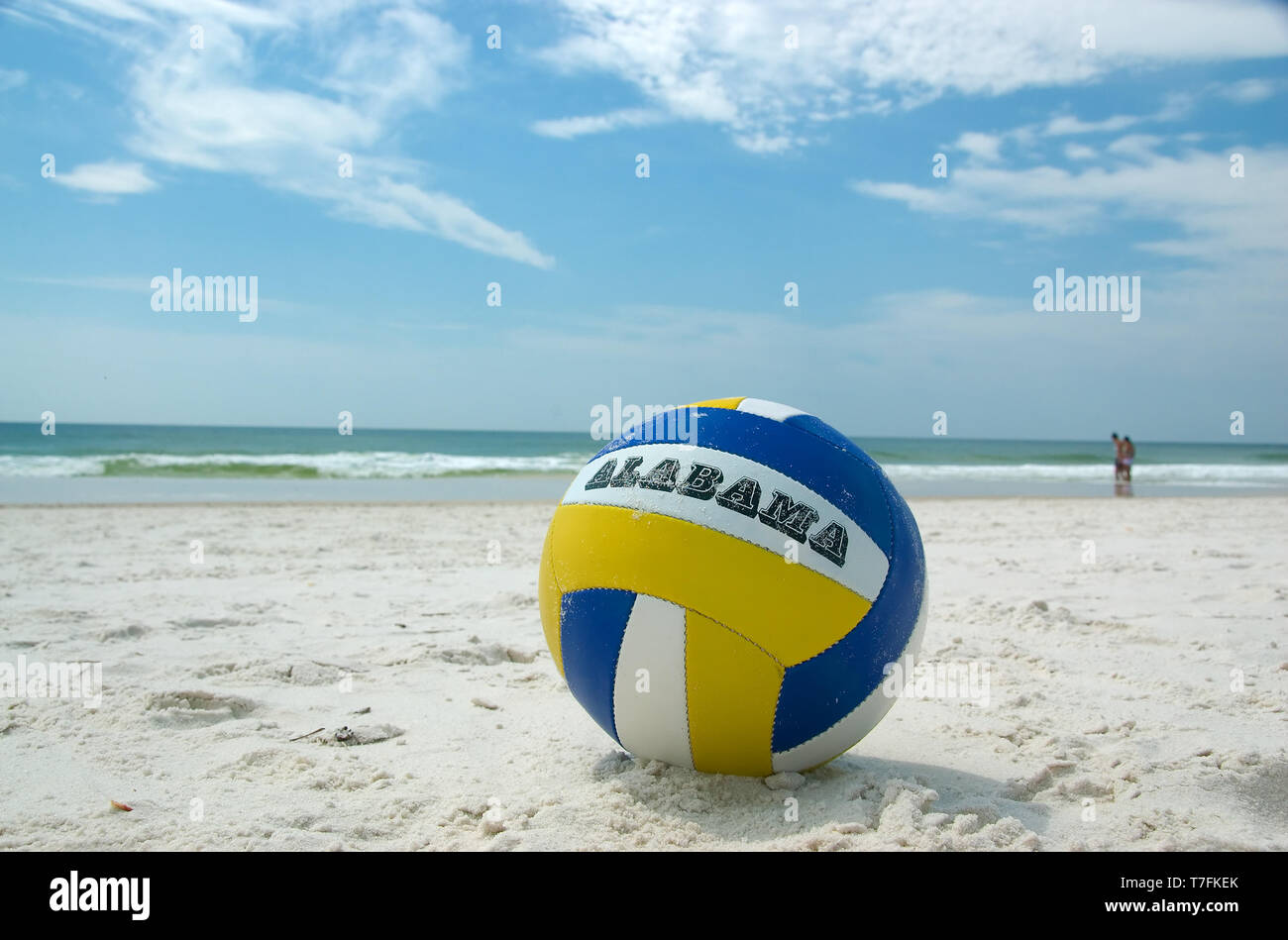 Ein Volleyball am Strand bei Gulf State Park, Gulf Shores, Alabama, USA. Stockfoto