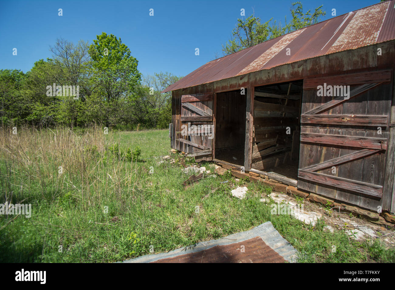 Ein altes Nebengebäude mit einer künstlichen Eindeckung aus Wellblech in Chatauqua County, Kansas, USA. Stockfoto