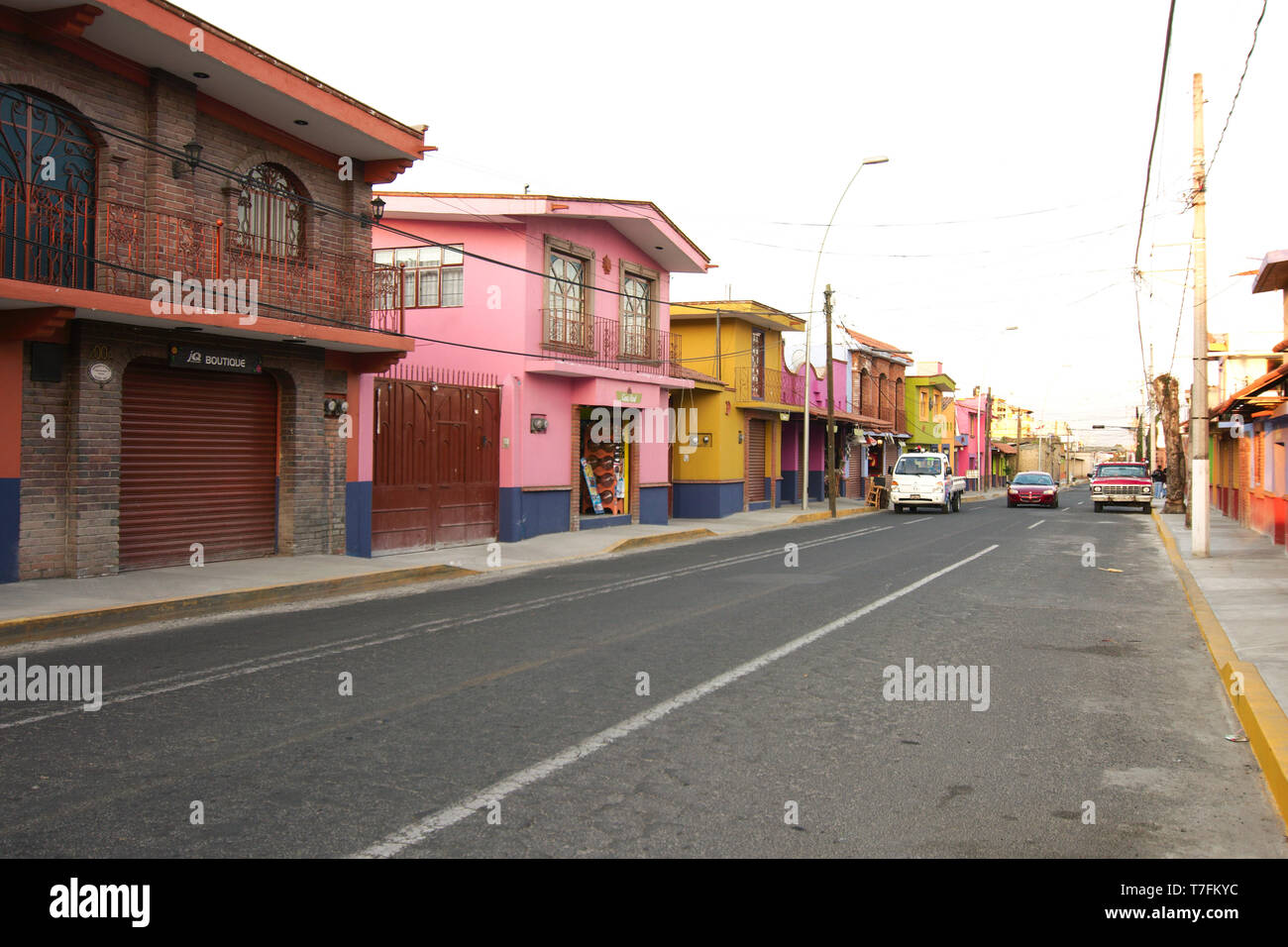 Metepec, Mexico, Mexiko - 2019: eine Straße im historischen Zentrum der traditionellen bunten Häusern. Stockfoto