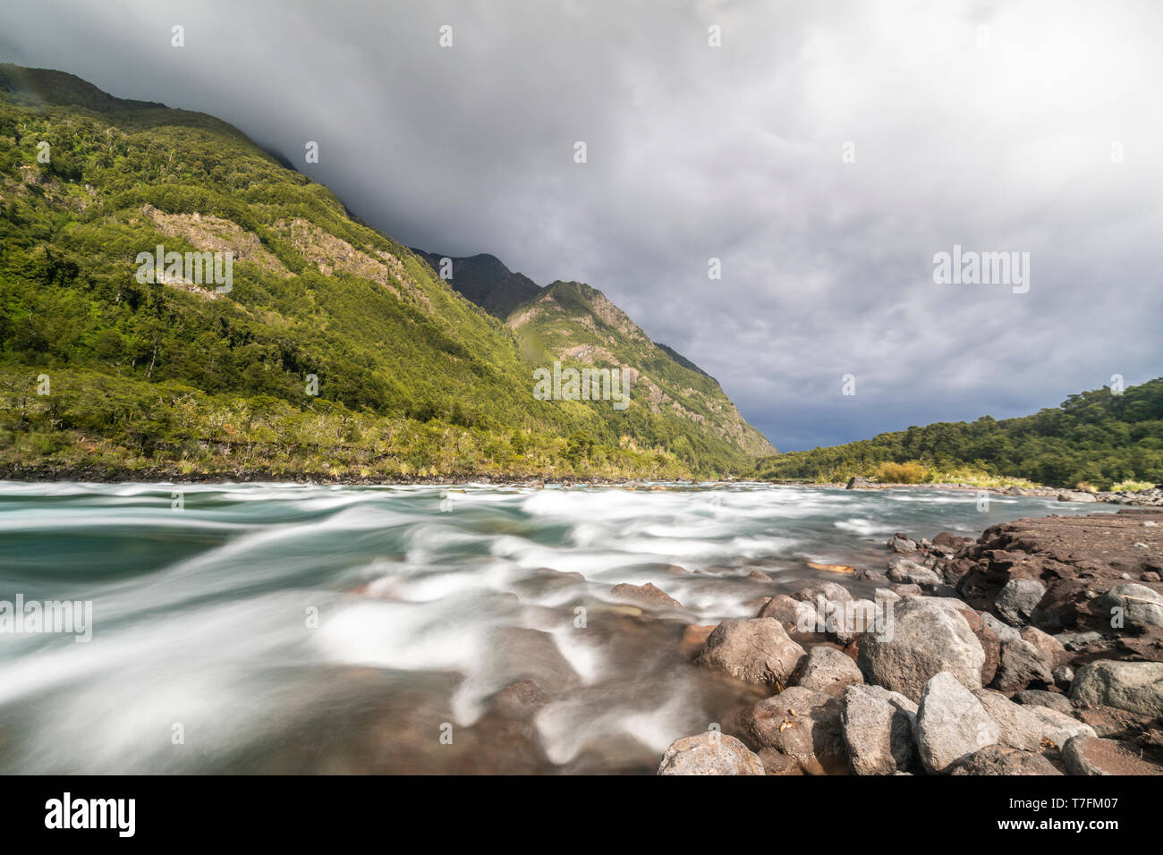 Eine erstaunliche Landschaft nördlich an der chilenischen Patagonien, Petrohue Fluss bewegt sich um die Lava fließt von Osorno Vulkan auf eine idyllische Umgebung Stockfoto