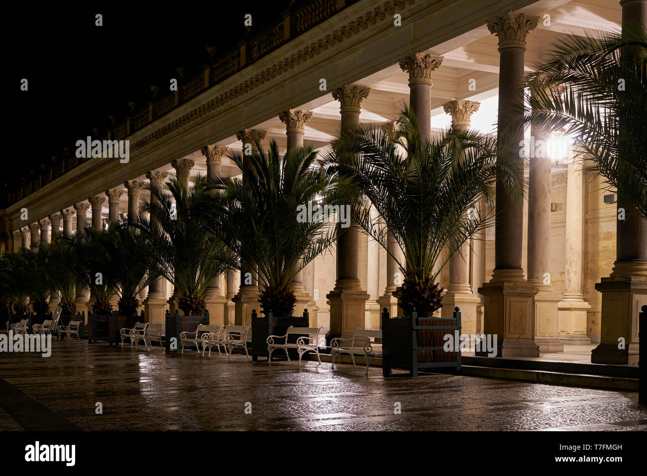 Mill Colonnade in der Altstadt von Karlovy Vary, in der Tschechischen Republik in der Nacht Stockfoto