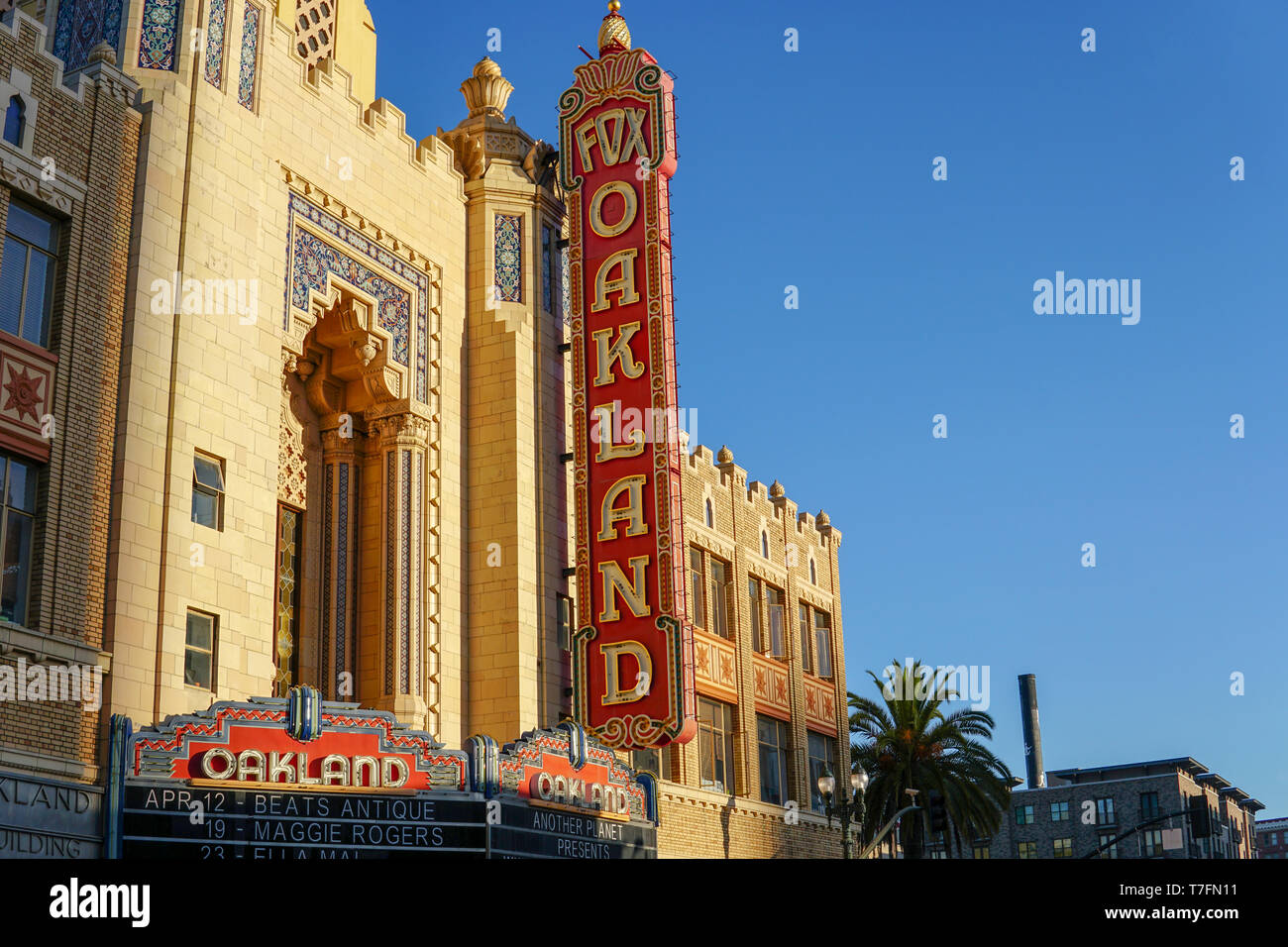 OAKLAND, Kalifornien - 13. APRIL 2019: Am Morgen die Sonne erhebt sich auf den ikonischen Fox Oakland Theater, Konzertsaal und ehemaligen Kino in der Innenstadt von Oa Stockfoto