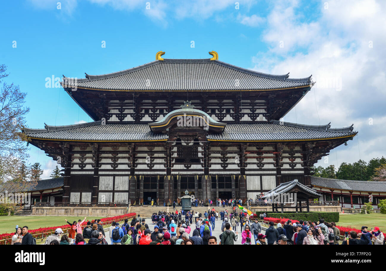 Nara, Japan - Apr 10, 2019. Menschen besuchen den Todaiji Tempel in Nara, Japan. Todai-ji ist Nara beliebteste Touristenattraktion und ein UNESCO-Weltkulturerbe, Sitzen Stockfoto