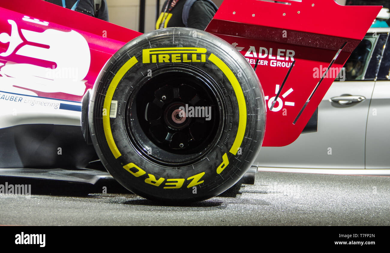 Shanghai, China - 16. April 2019: Alfa Romeo F1 Rennwagen mit Pirelli P Zero Slick Reifen bei 18 Shanghai Internationalen Automobil Ausstellung Stockfoto