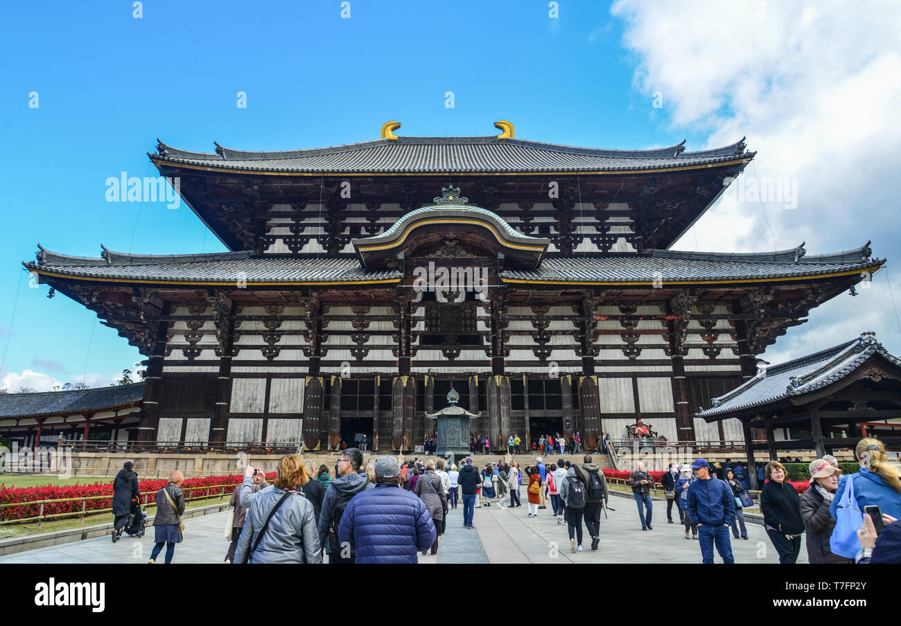 Nara, Japan - Apr 10, 2019. Menschen besuchen den Todaiji Tempel in Nara, Japan. Todai-ji ist Nara beliebteste Touristenattraktion und ein UNESCO-Weltkulturerbe, Sitzen Stockfoto