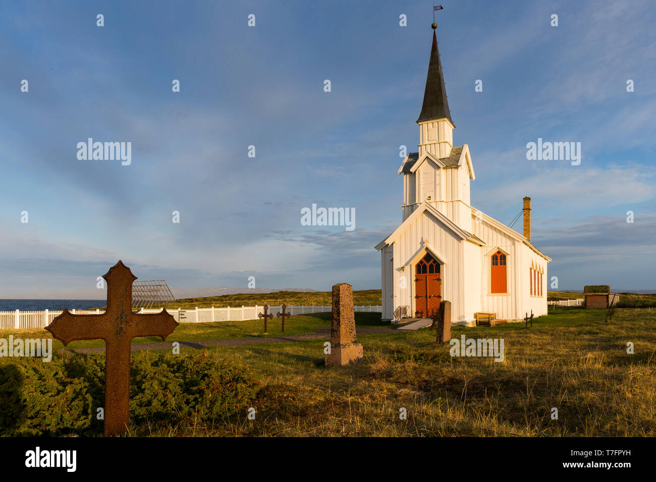 Nesseby Kirche, Landschaft mit Kirche und Friedhof Stockfoto