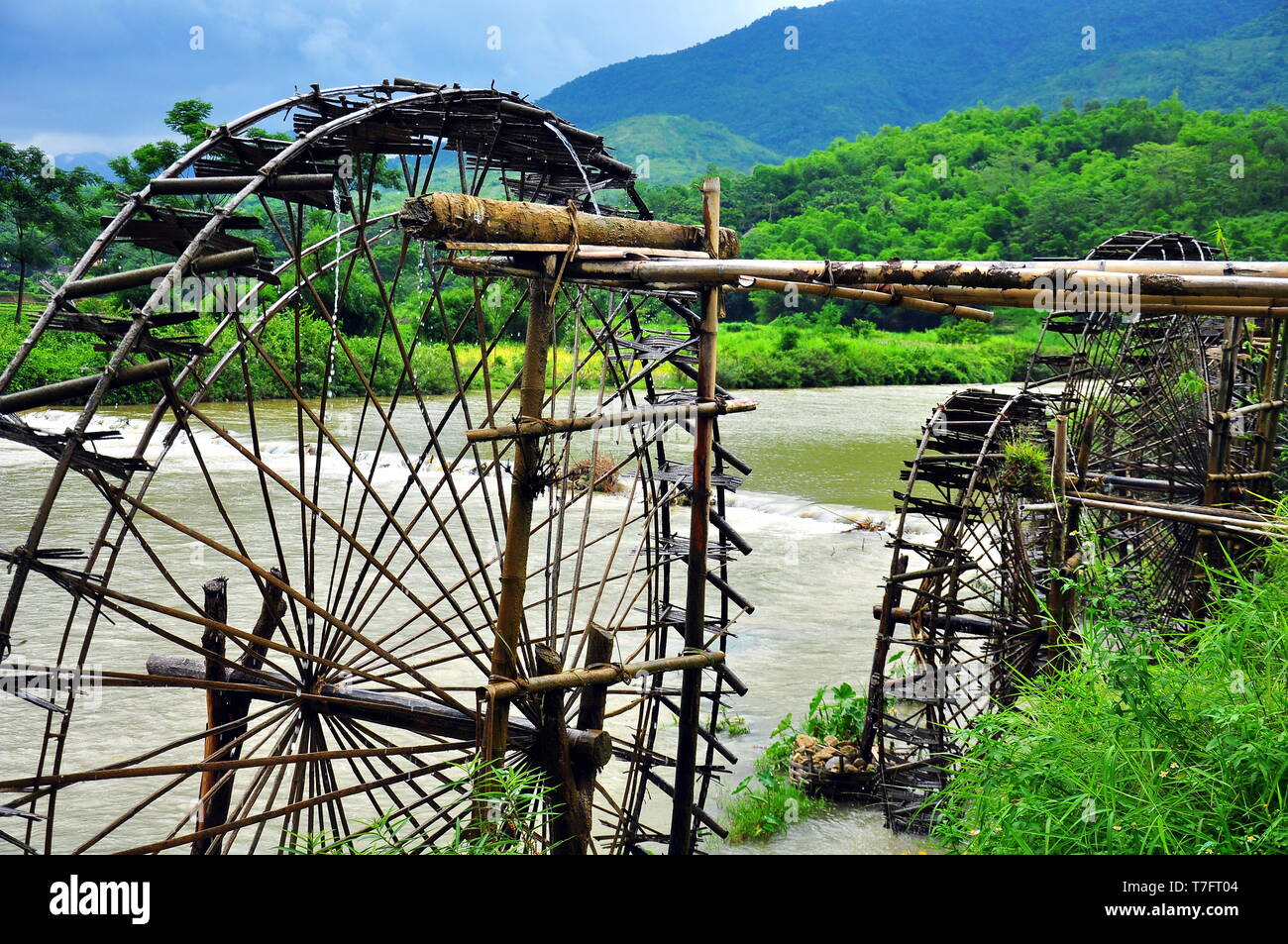 Wasser Rad - ein Werkzeug der mountan Volk, das Wasser vom Fluss zu Ihrem Feld nehmen automatisch Stockfoto