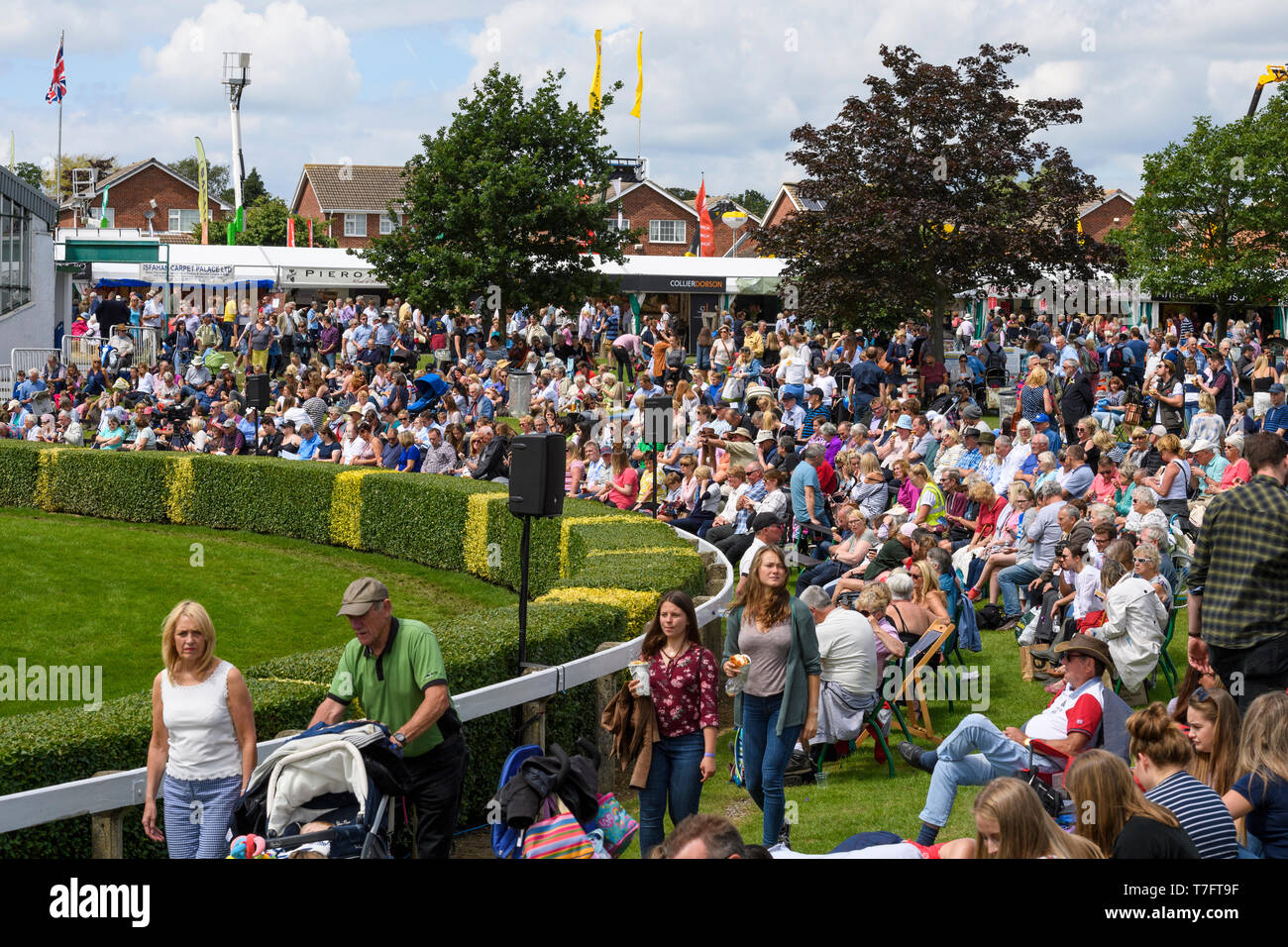 Viele Menschen zuschauen, um Main Arena versammelten sich entspannen, sitzen in der Sonne und beobachtete Ereignis - Tolle Yorkshire zeigen, Harrogate, England, UK. Stockfoto