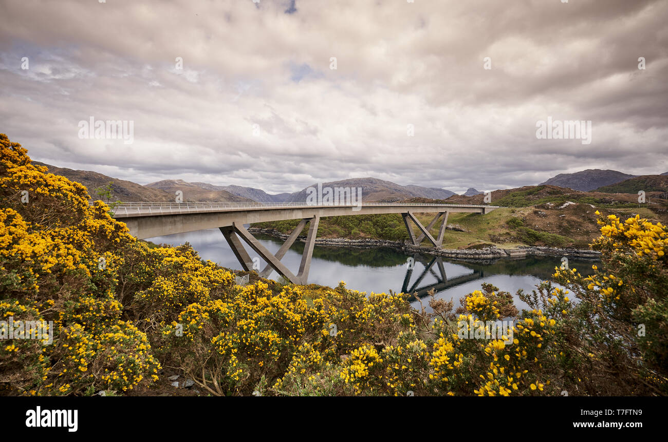 Kylesku Brücke über dem Loch ein Chairn Bhain in Sutherland, Schottland, Teil der Nordküste 500 Scenic Drive Stockfoto