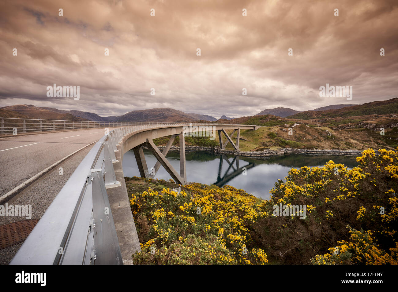 Kylesku Brücke über dem Loch ein Chairn Bhain in Sutherland, Schottland, Teil der Nordküste 500 Scenic Drive Stockfoto