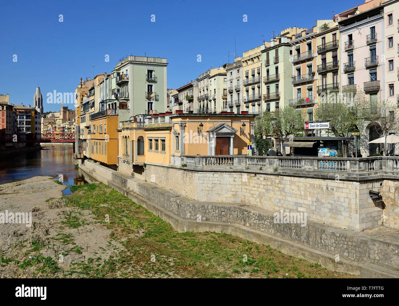 Spanien, Katalonien: Überblick über die Stadt Girona und der traditionellen, alten Häusern mit bunten Fassaden am Ufer des Onyar Fluss Stockfoto