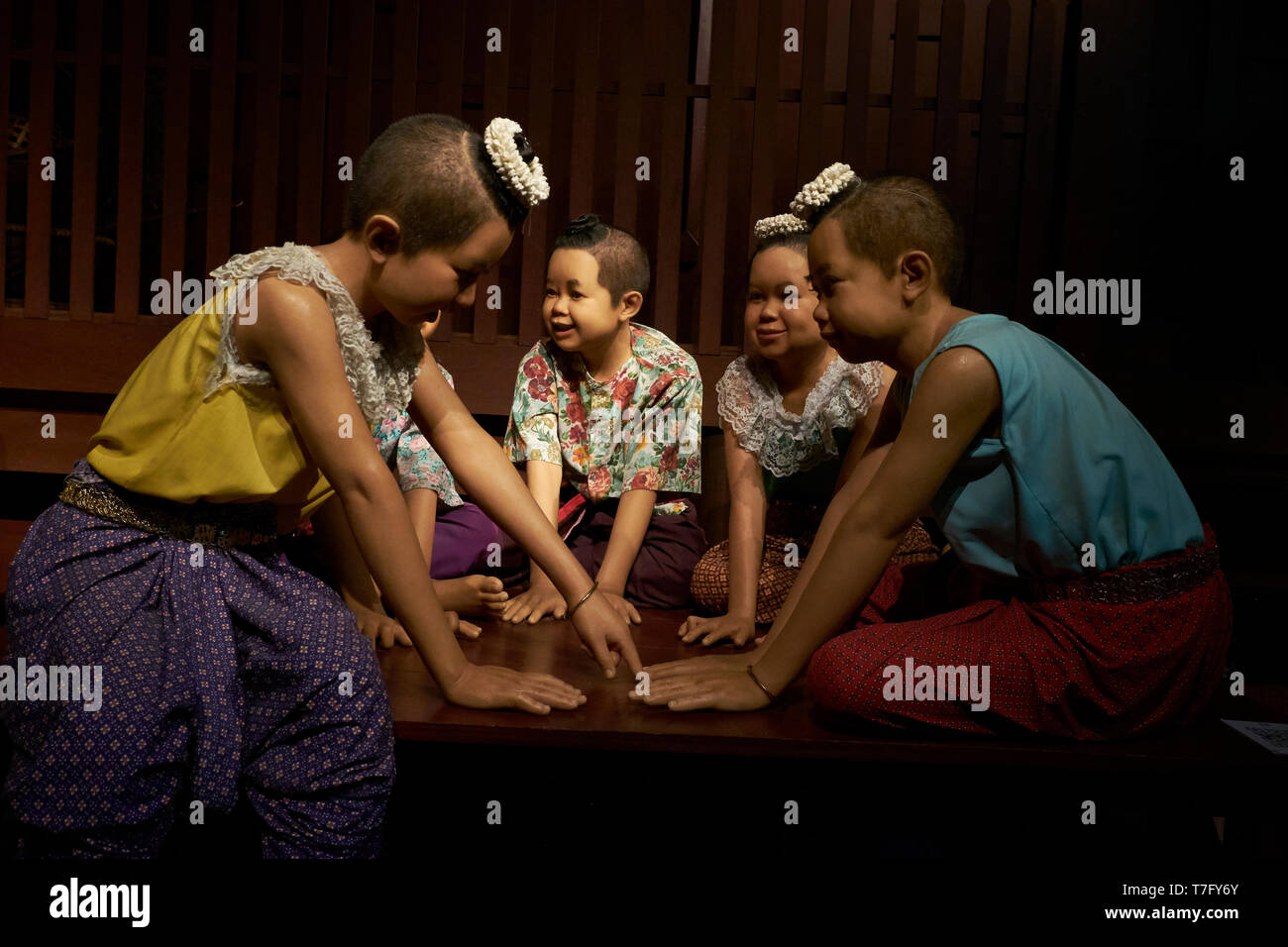 Gfk-Modell der Thai Mädchen, die ein traditionelles Spiel, bei den menschlichen Bilder Museum in Bangkok, Thailand. Stockfoto