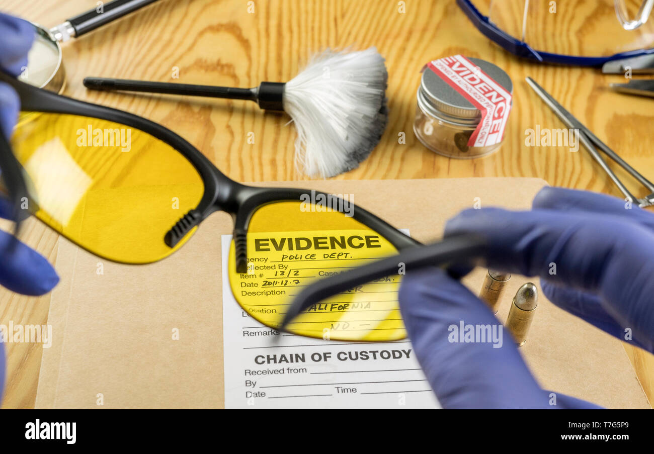 Die grundlagenforschung Utensilien mit einem Beweis Tasche im Laboratorio forensische Ausrüstung, konzeptionelle Bild Stockfoto
