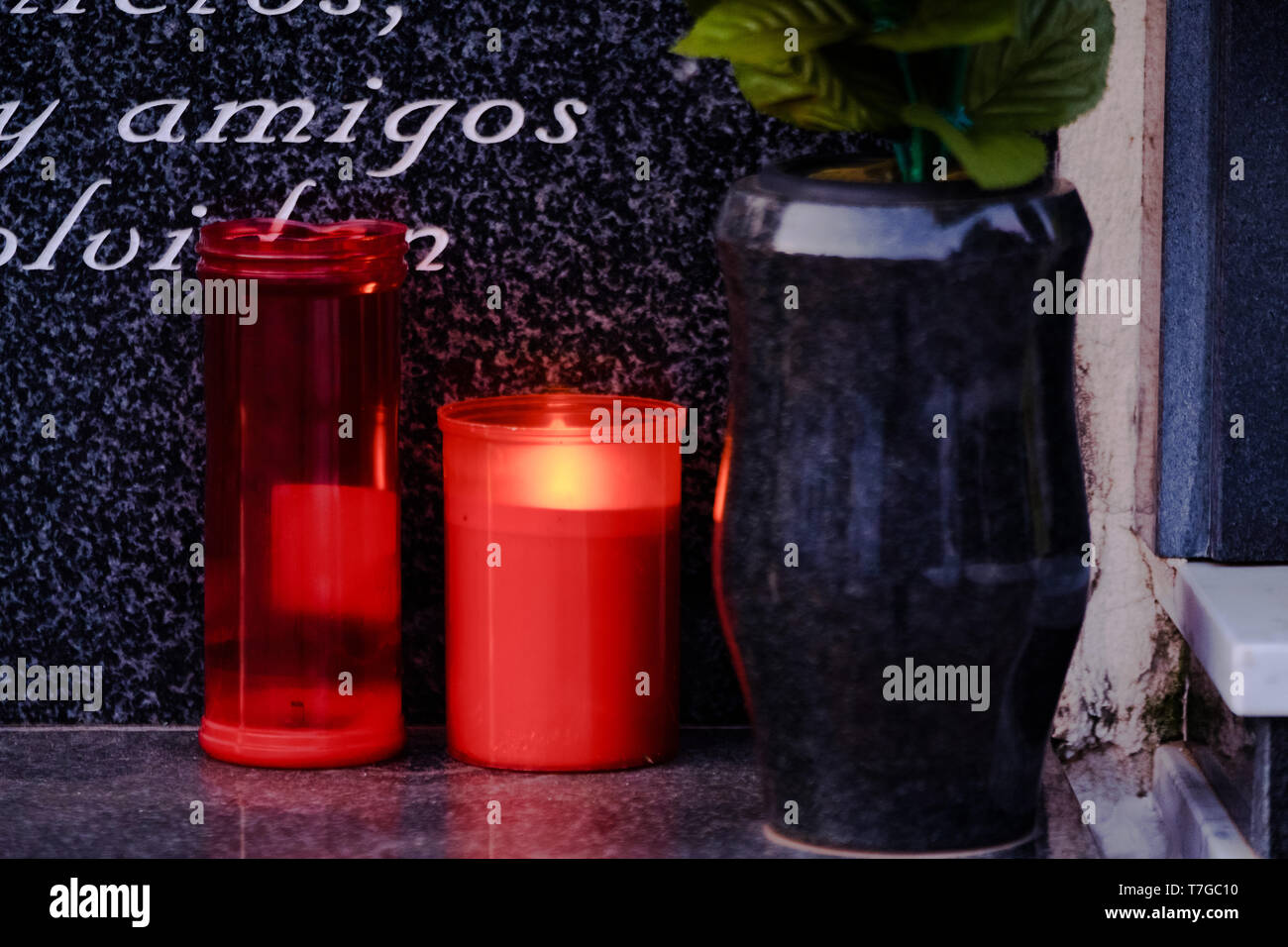 Kerzen, die sich in ein Grab in den öffentlichen Friedhof in Parana, Axarquia, Malaga, Andalusien, Costa del Sol, Spanien Stockfoto