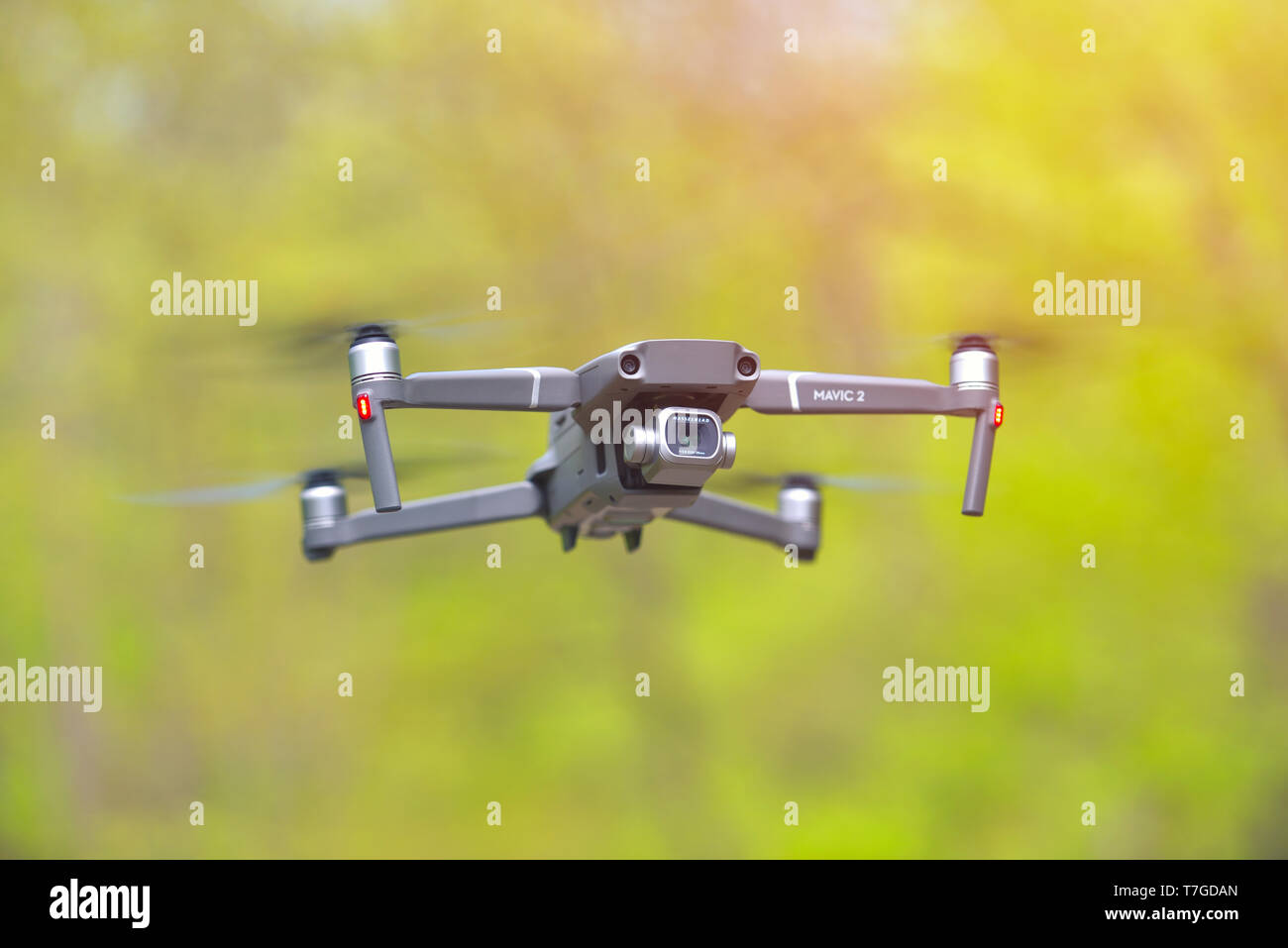 Galati, Rumänien - 20. April 2019: dji Mavic 2 Pro mit Hasselblad Kamera schwebt in einem forrest bei hellem Tageslicht Stockfoto