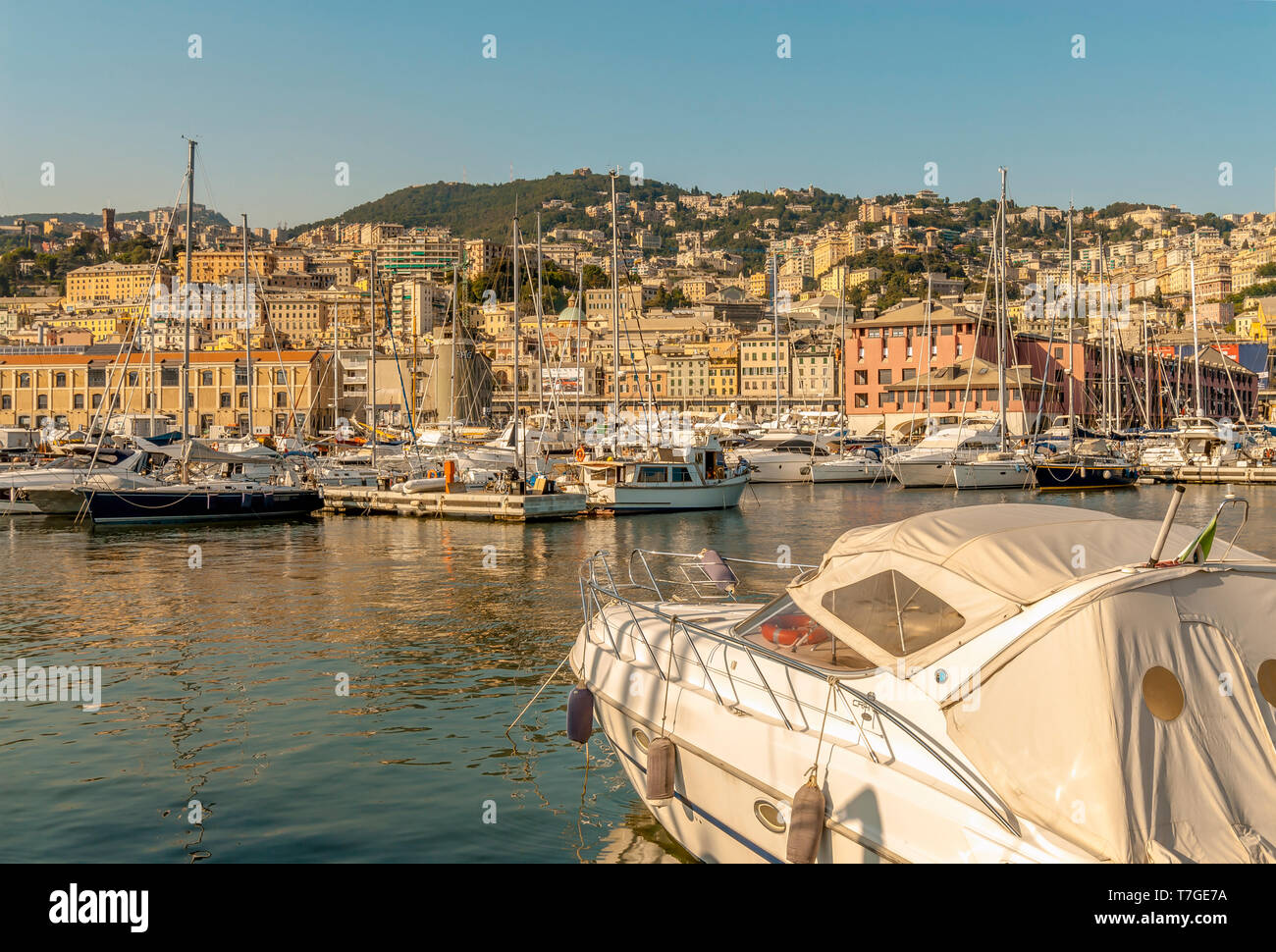 Yachten und Segelschiff im Hafen Porto Antico von Genua, Ligurien, Nordwestitalien Stockfoto