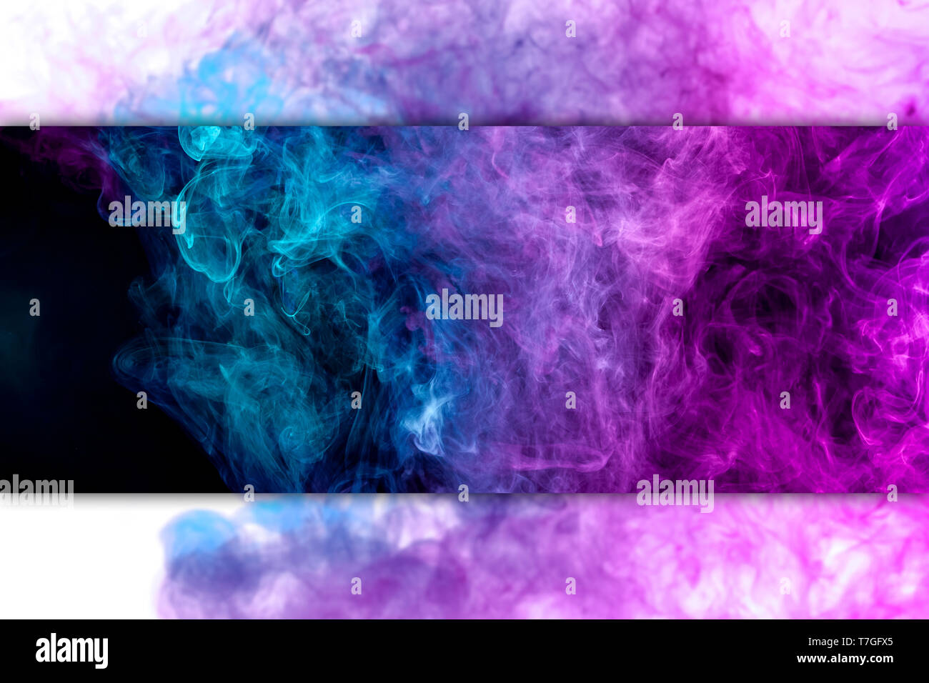 Gefrorene abstrakte Bewegung der Explosion, Rauch, mehrere Farben Blau und Rosa auf schwarzen und weißen Hintergrund. Hintergrund aus dem Rauch von vape Stockfoto