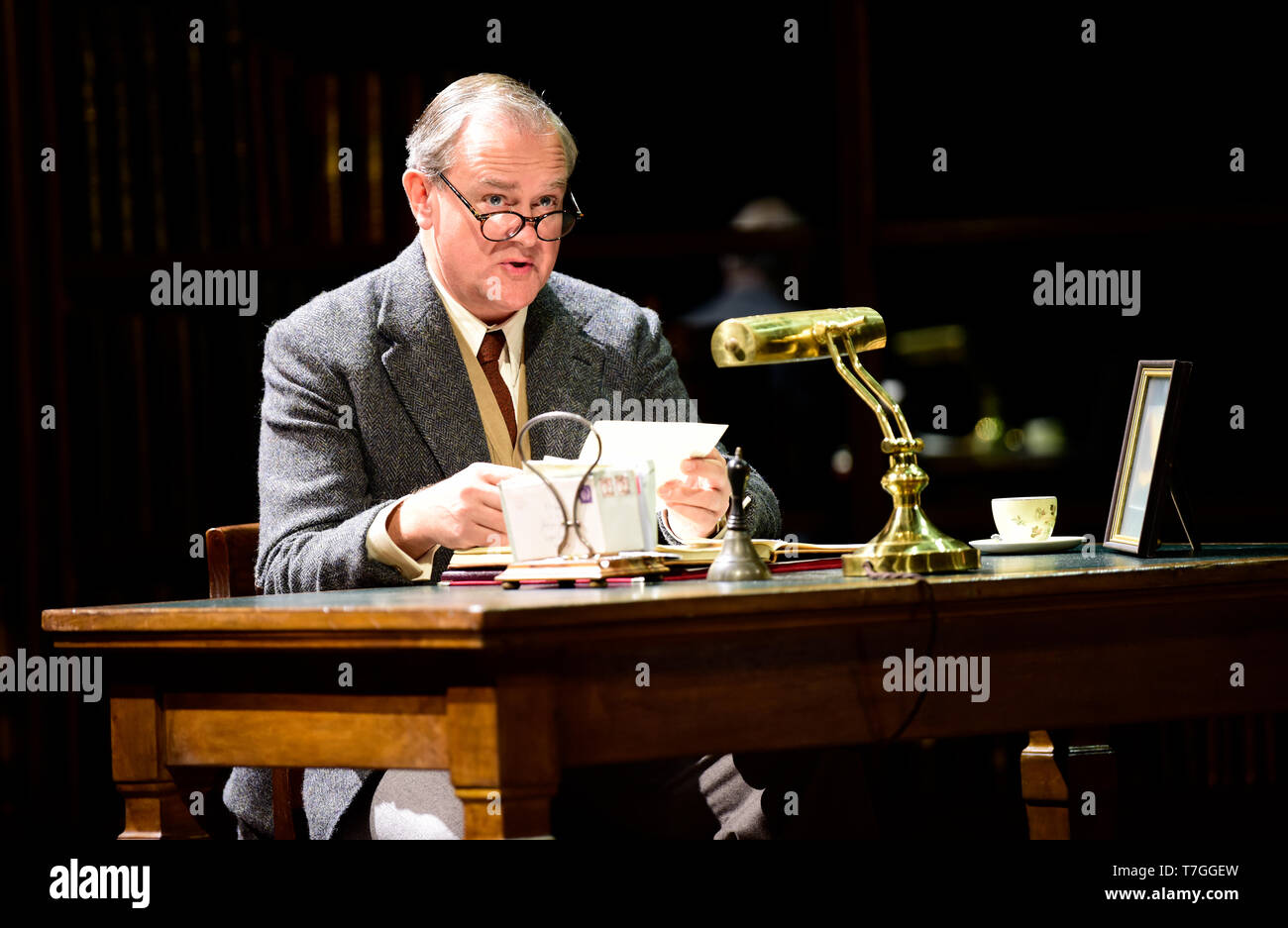 Hugh Bonneville spielt den Schriftsteller C.S.D. Lewis in Shadowlands, ein Stück von William Nicholson, Chichester Festival Theatre, West Sussex, Großbritannien. Stockfoto