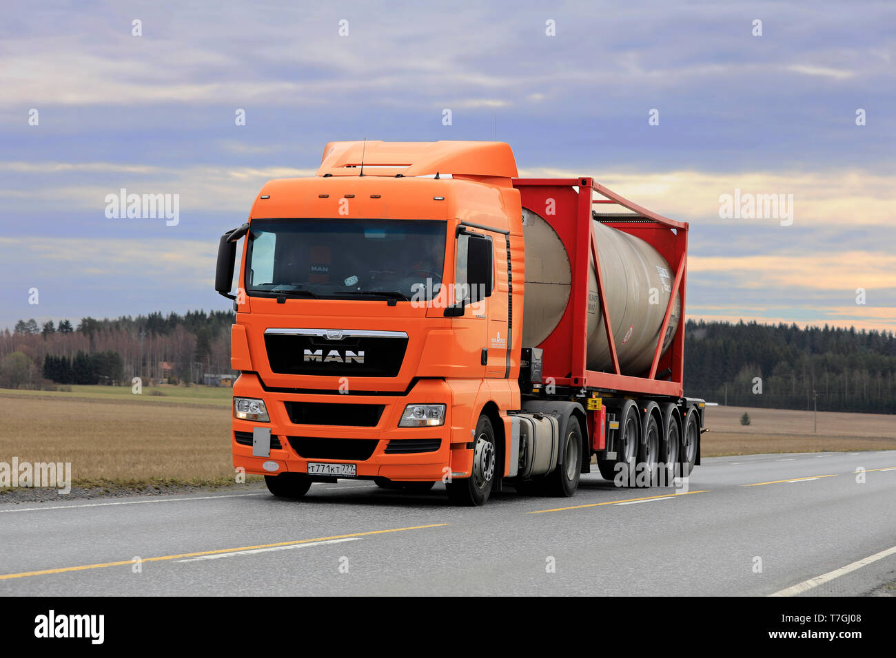 Jokioinen, Finnland - 22 April, 2019: Orange MAN TGX 18.440 LKW-Transporte Massengut container entlang der Autobahn 2 im Süden Finnlands. Stockfoto