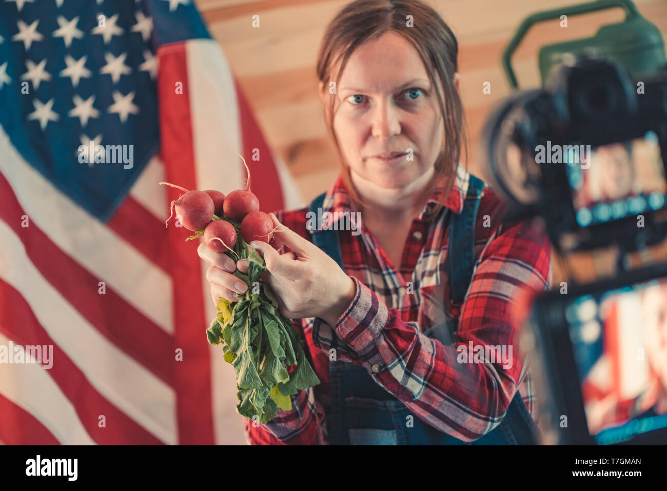Frau Bauer, Social Media vlog Video über landwirtschaftliche Arbeiten und saisonale landwirtschaftliche Tätigkeit, Frau verkleidet als landwirtschaftlicher Arbeitnehmer vor der Kamera t Stockfoto