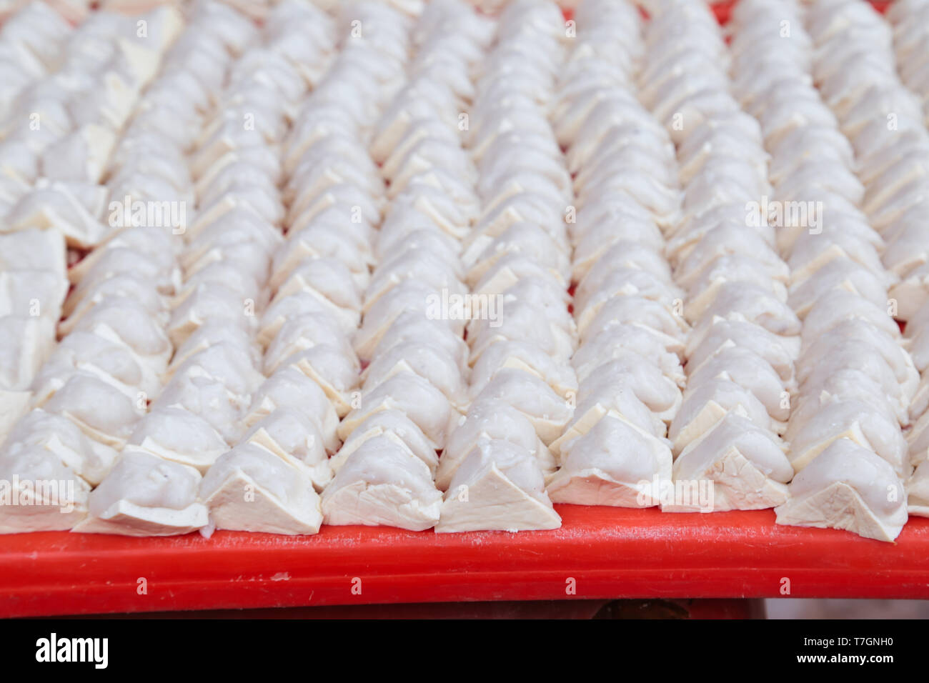 Tofu mit Fisch gefüllte einfügen. Allgemein als Yong Tau Foo in Malaysia bekannt. Stockfoto