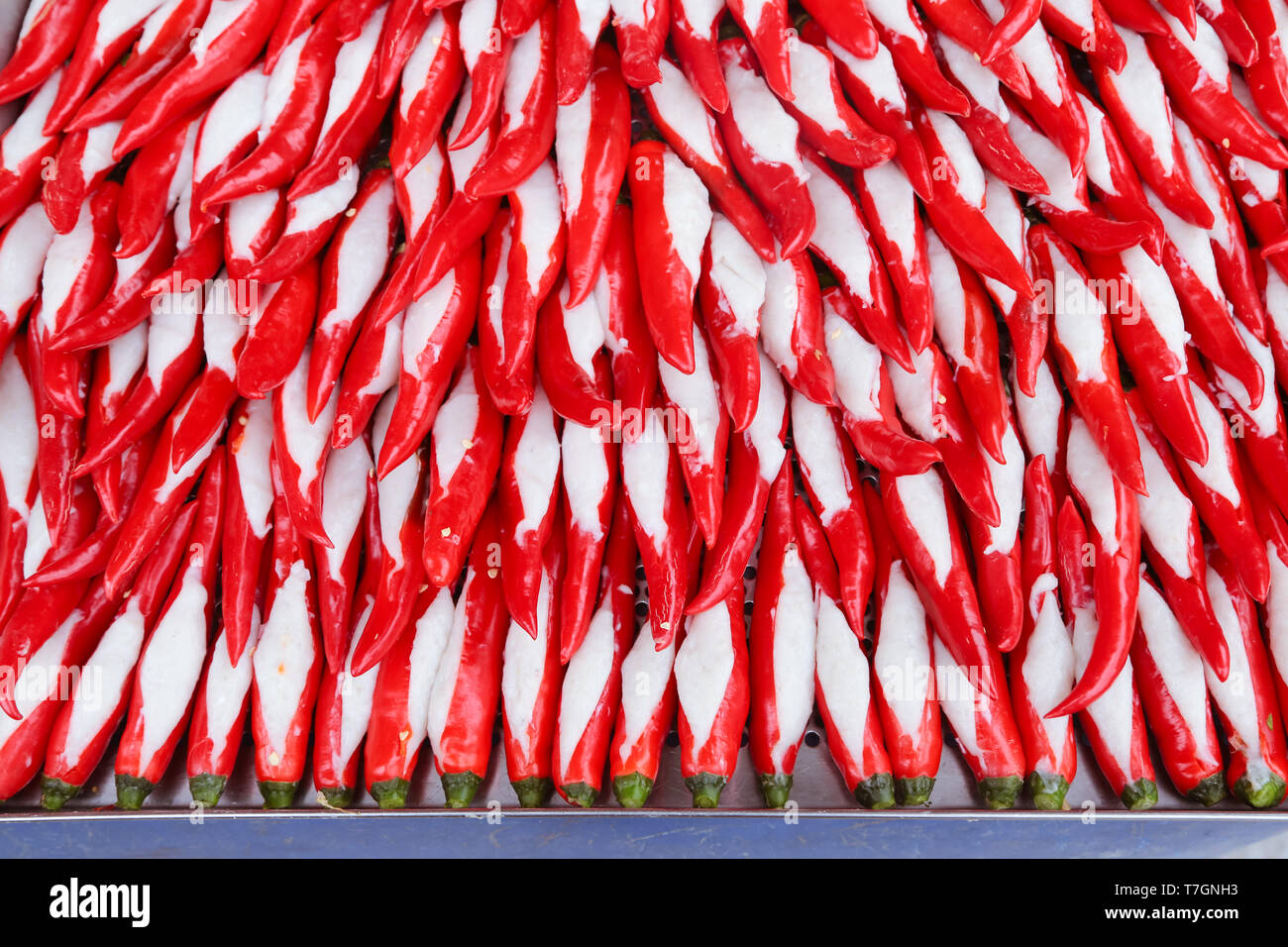 Chili mit Fisch gefüllte einfügen. Allgemein als Yong Tau Foo in Malaysia bekannt. Stockfoto