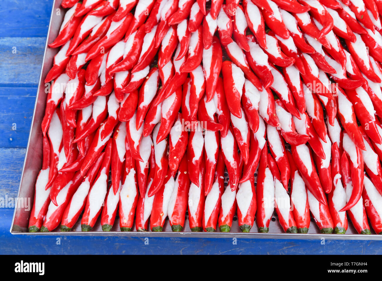 Chili mit Fisch gefüllte einfügen. Allgemein als Yong Tau Foo in Malaysia bekannt. Stockfoto