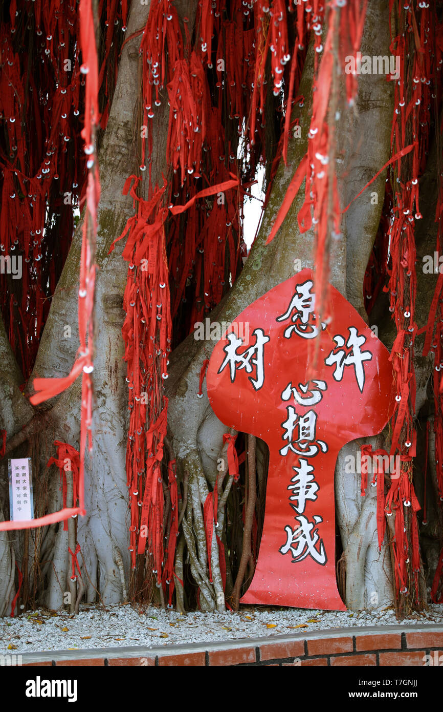 Rot, die Bänder schmückten die lokalen Baum glauben viel Glück bei Sekinchan, Malaysia zu bringen. Stockfoto