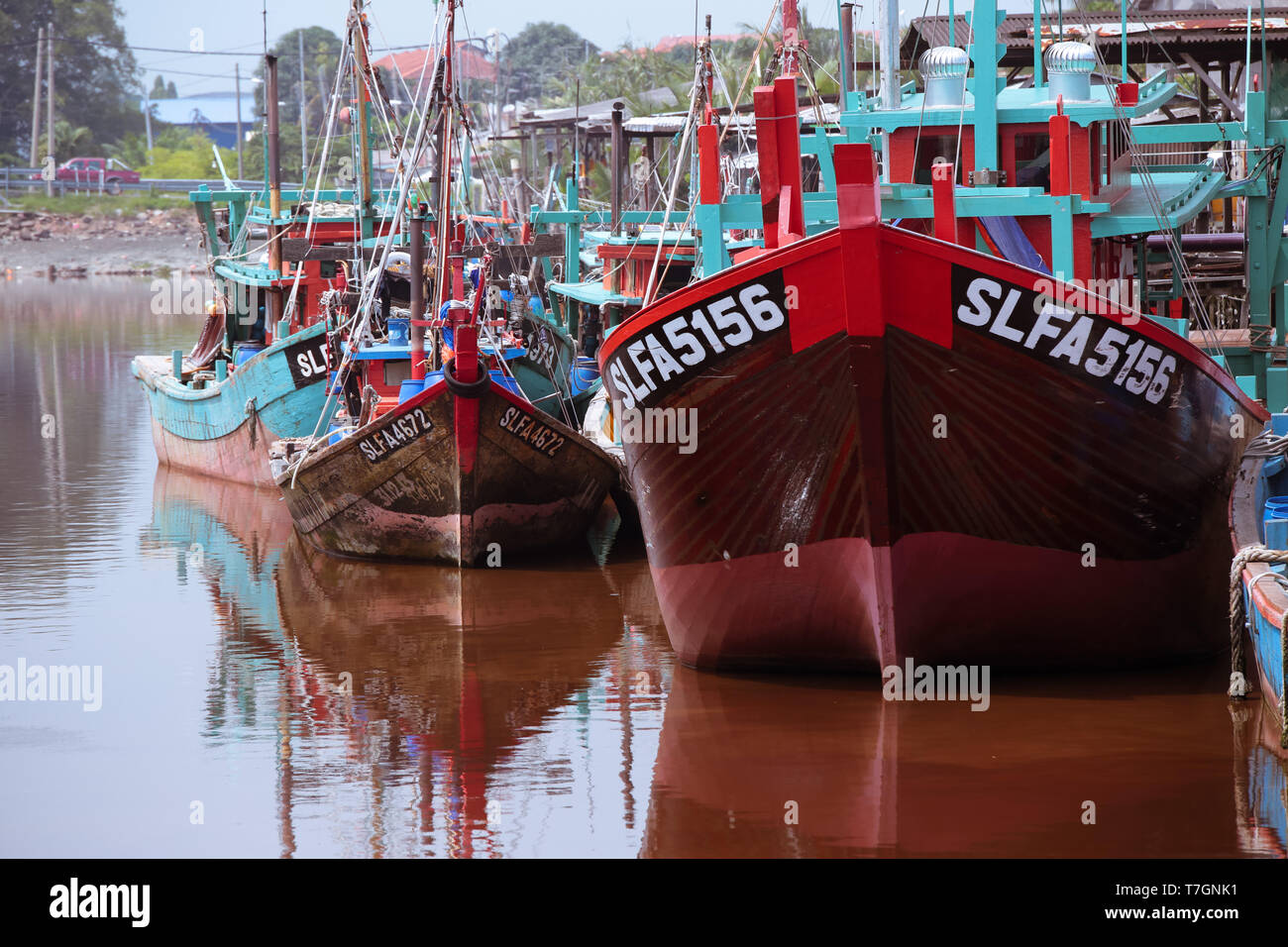 Inländische Fischerboot zu Hause port verankert. Stockfoto