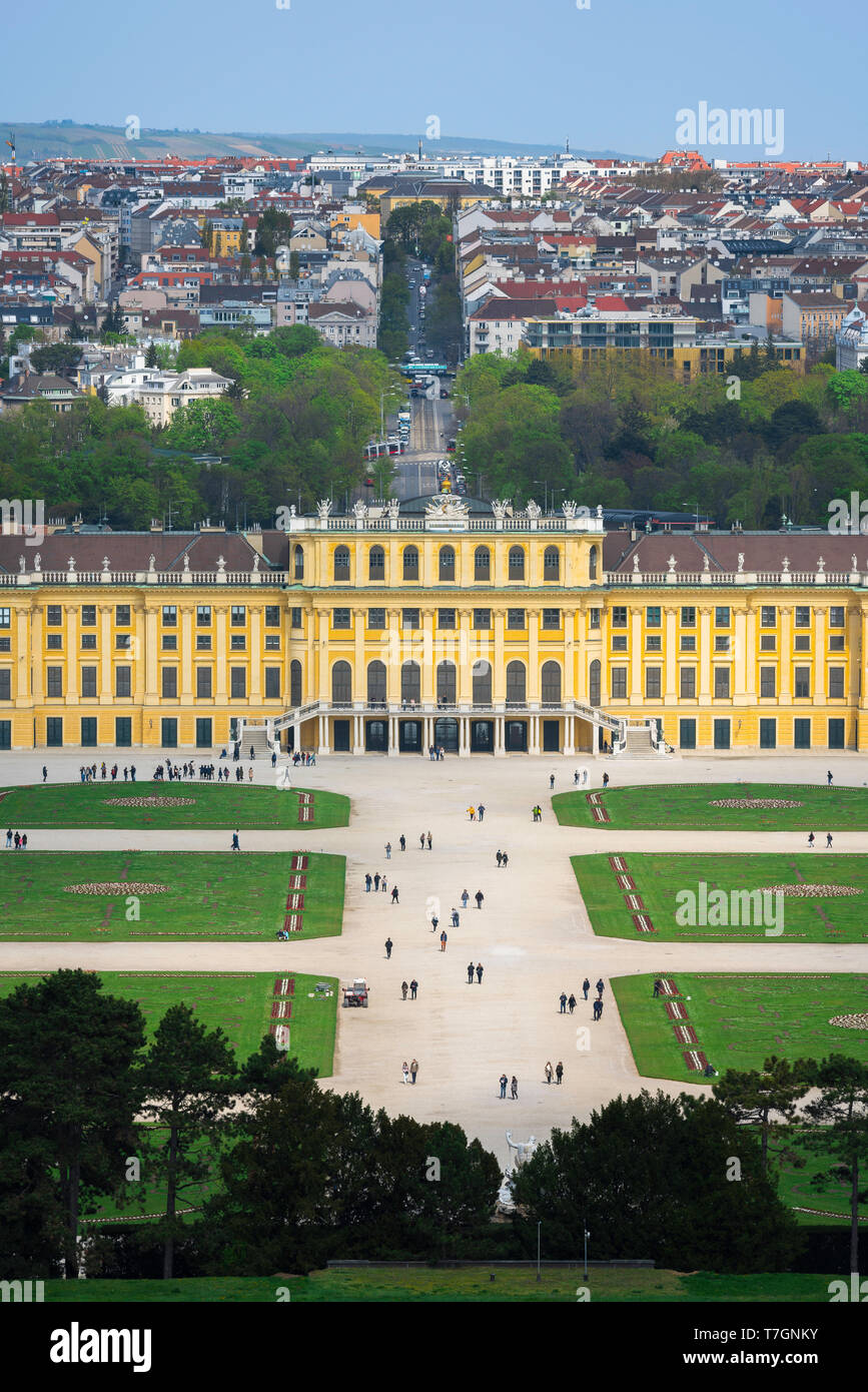 Schloss Schönbrunn Österreich, mit Blick auf die barocken Parterre Garten- und auf der Südseite der Schloss Schönbrunn in Wien, Österreich. Stockfoto