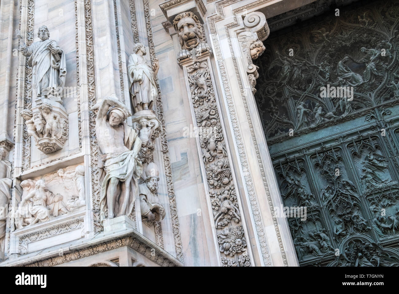 Architektonische Nahaufnahme von dekorativen Details außen an gotischen Mailänder Dom (Duomo), Mailand, Italien Stockfoto