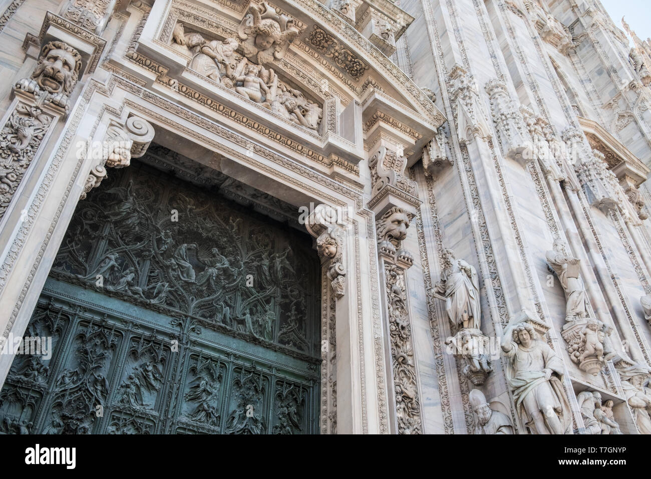 Architektonische Nahaufnahme von dekorativen Details außen an gotischen Mailänder Dom (Duomo), Mailand, Italien Stockfoto