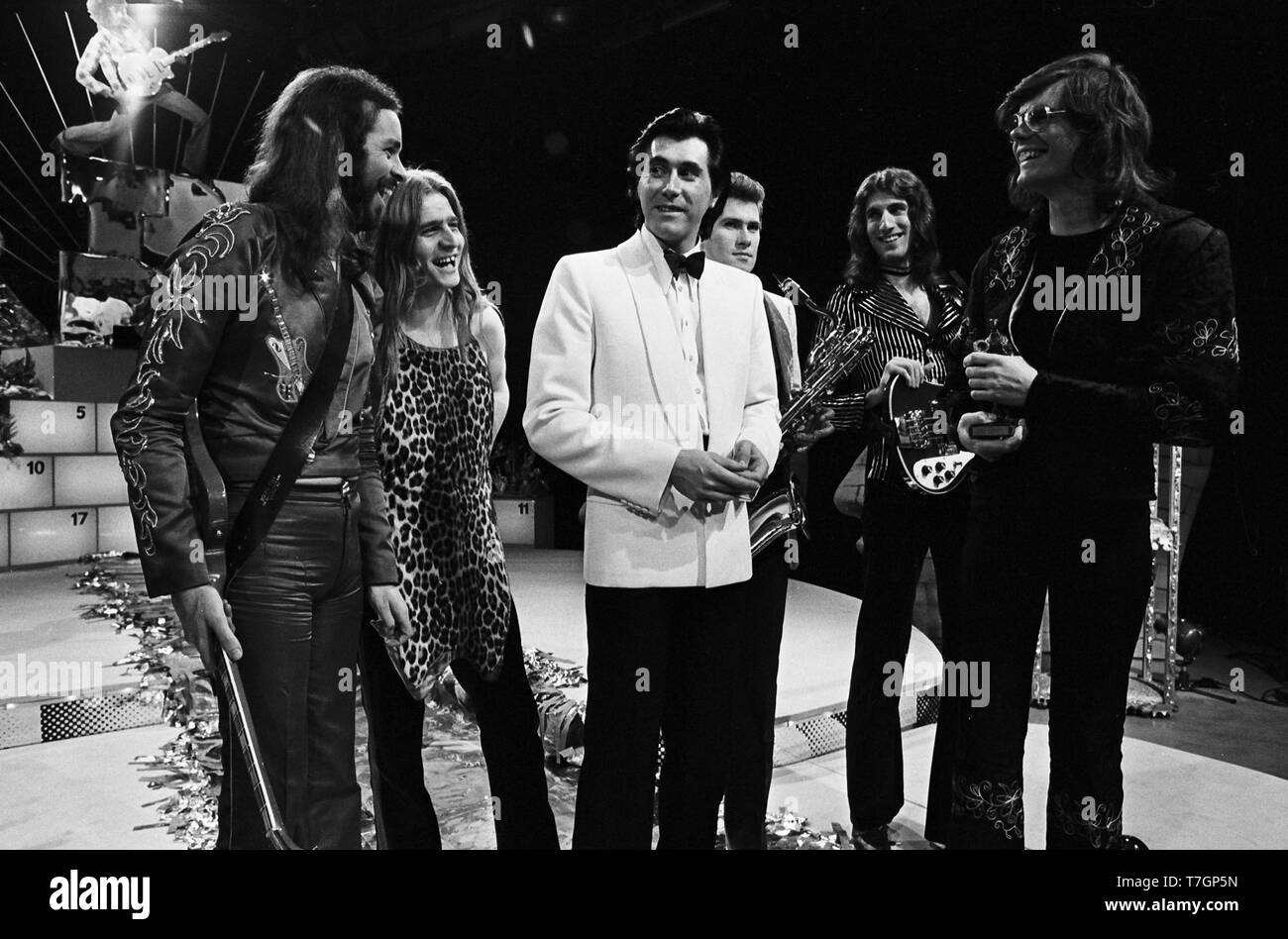 Hilversum, Niederlande - 1973, Roxy Music Morst recht Ad Visser, präsentiert TopPop AVRO TV-Show. (Foto Gijsbert Hanekroot) Stockfoto