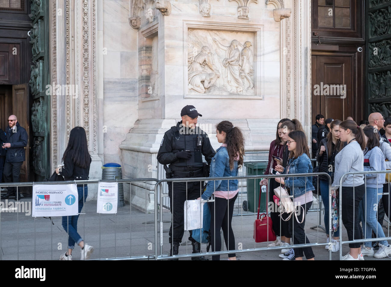 Mailänder Dom (Duomo), Italien. Sicherheit Personal Kontrollen von Touristen Schlange, die Kathedrale von innen zu gehen. Stockfoto