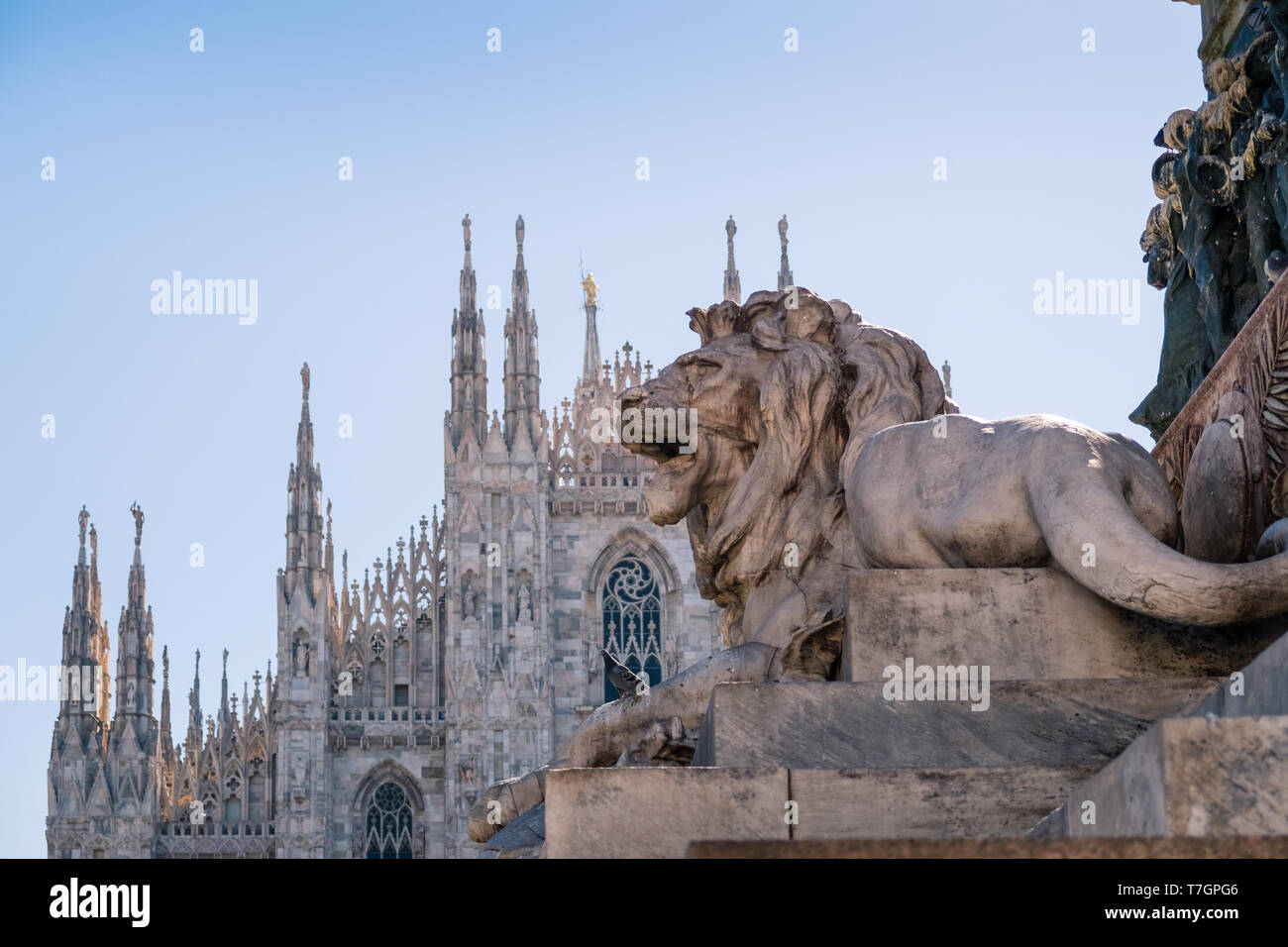 Piazza del Duomo, Mailand, Italien. Lion Skulptur Vittorio Emanuele Monument, mit gotischen Doms im Hintergrund. Stockfoto