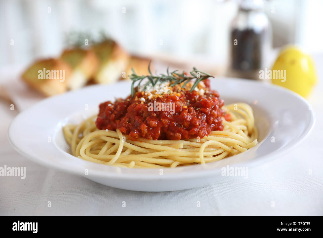 Spaghetti Bolognese Tomatensauce mit Brot, italienisches Essen Stockfoto