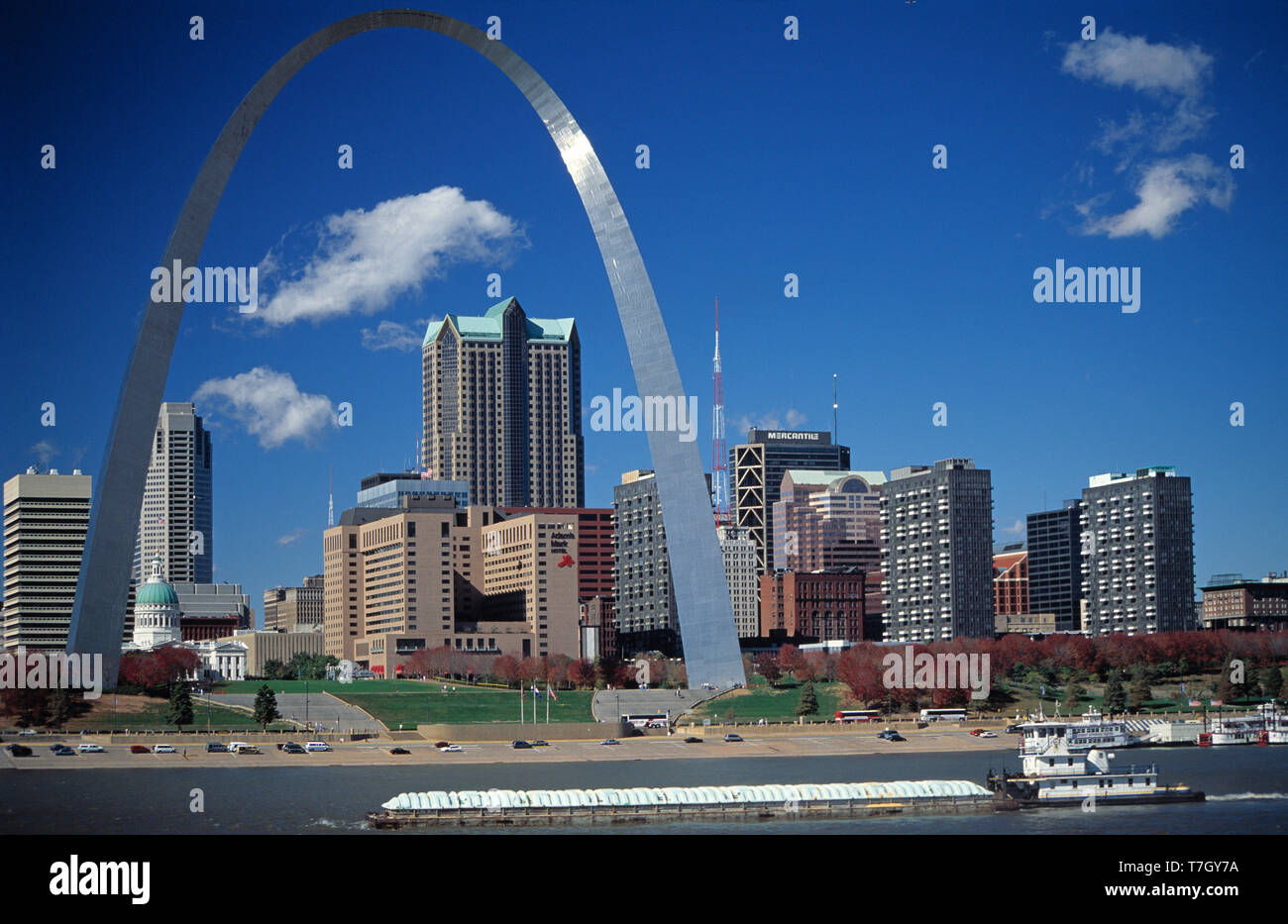 USA. Missouri. Saint Louis City Skyline mit dem Gateway Arch. (Blick über den Mississippi River von East Saint Louis. (Illinois)). Stockfoto