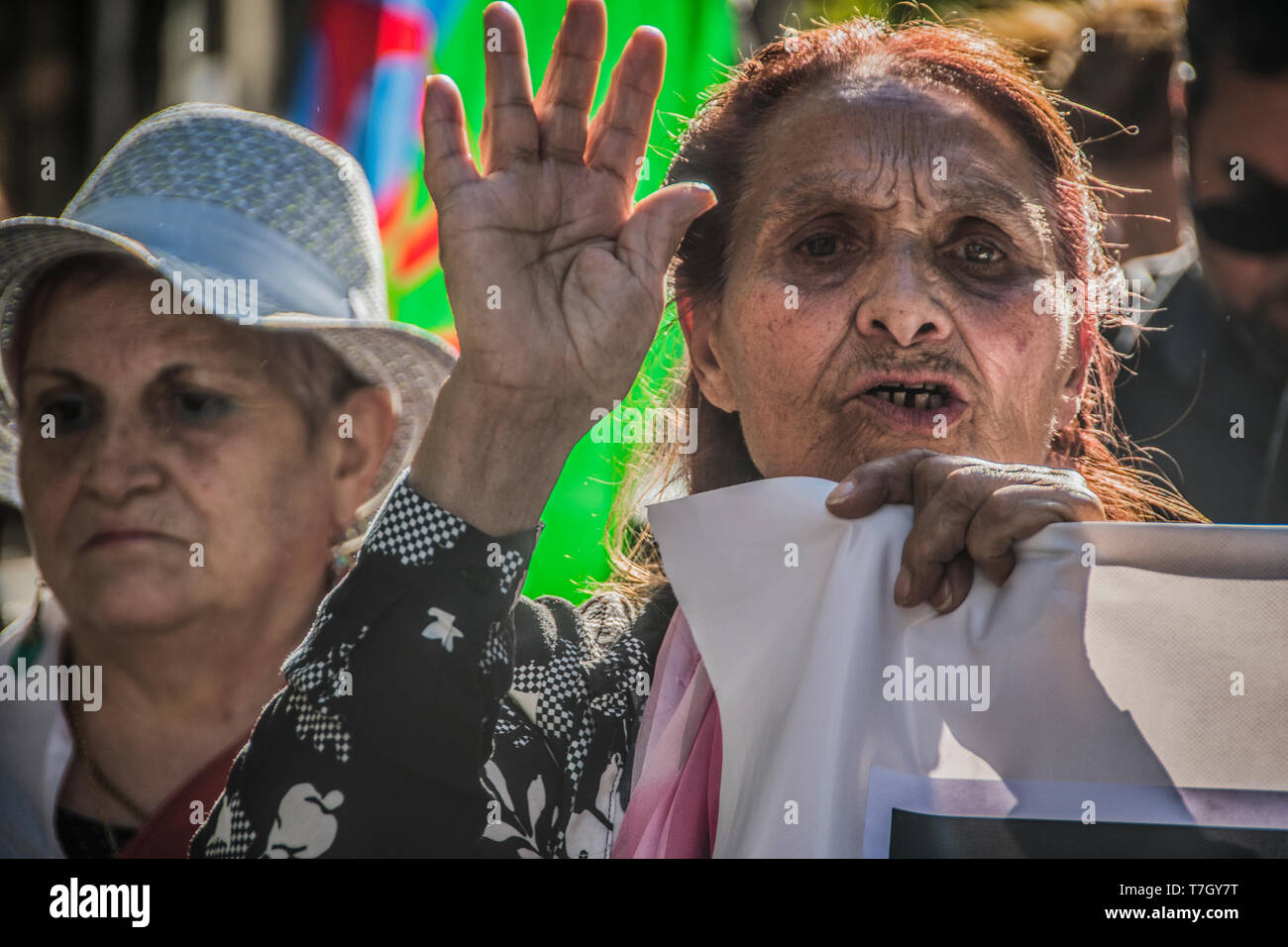 Eine Dame im März gegen Rassismus gegen Zigeuner gesehen. Zigeuner Marsch gegen die rassistischen Angriffe, die an der richtigen Stelle zu protestieren Stockfoto