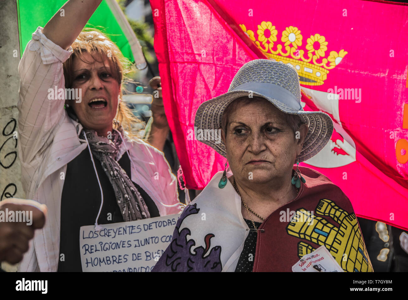 Damen im März gegen Rassismus der Zigeuner in Puerta del Sol Madrid, Spanien gesehen. Zigeuner Marsch gegen die rassistische attac zu protestieren Stockfoto
